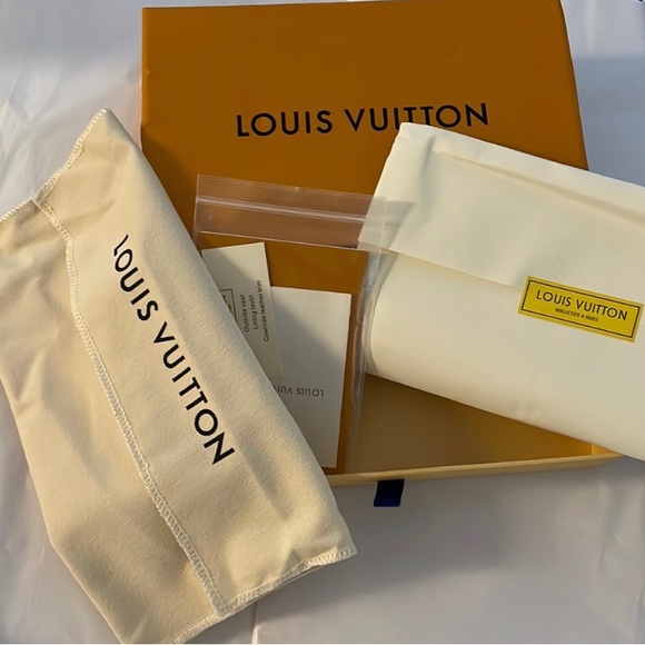 Louis Vuitton Black wallet. Comes with box, dust bag and paper - Picture 12 of 12